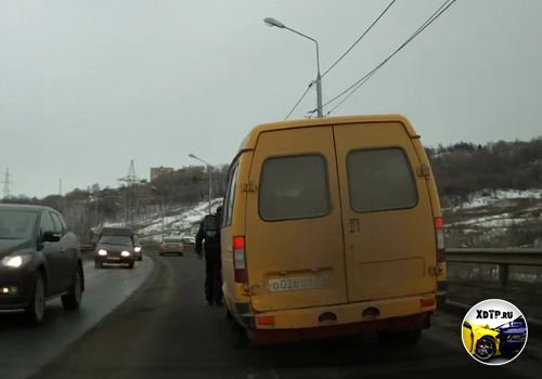 ДТП в Ульяновске на мосту через Волгу у маршрутки прямо на ходу у отвалилось два колеса.
