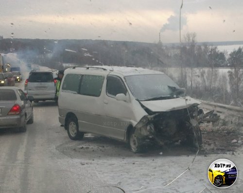 Две легковушки и микроавтобус столкнулись в Новосибирске